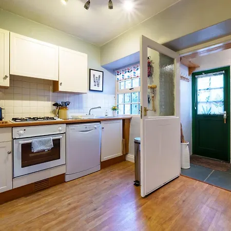 Red Robin - With Parking For One Car *