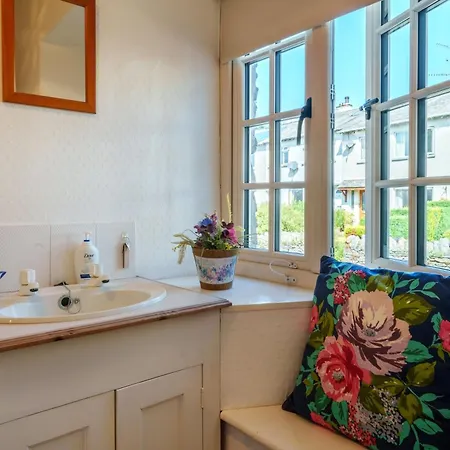 Red Robin - With Parking For One Car *