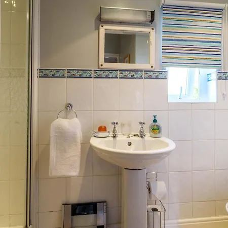 Red Robin - With Parking For One Car *