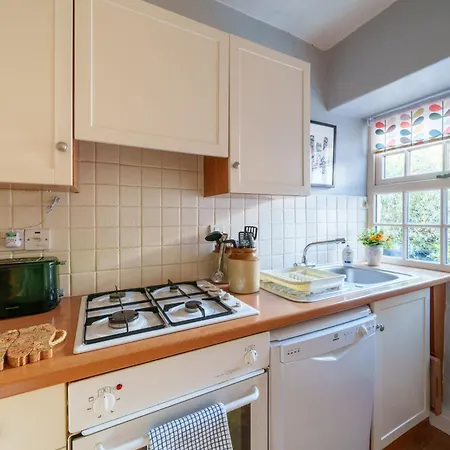 Red Robin - With Parking For One Car 安布尔塞德