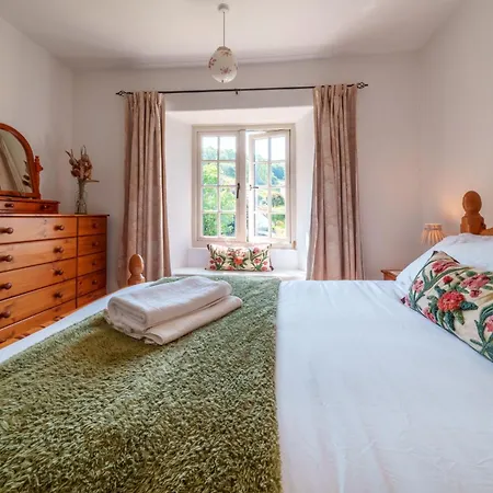 Red Robin - With Parking For One Car