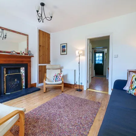 Red Robin - With Parking For One Car * 安布尔塞德