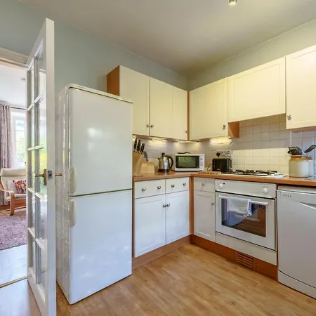 Red Robin - With Parking For One Car آمبيلسايد