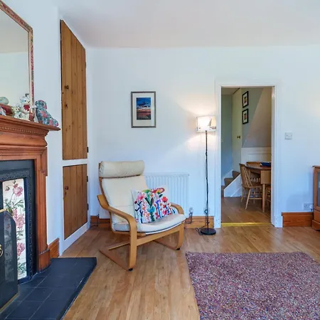 Red Robin - With Parking For One Car *