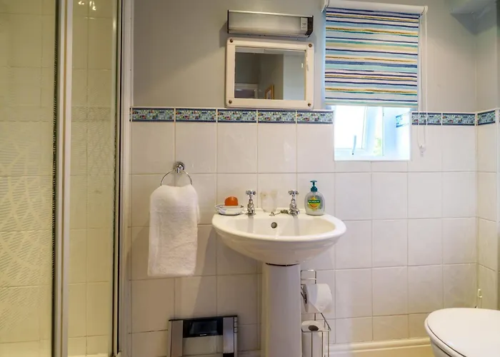 Red Robin - With Parking For One Car *