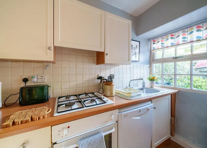 Red Robin - With Parking For One Car Ambleside