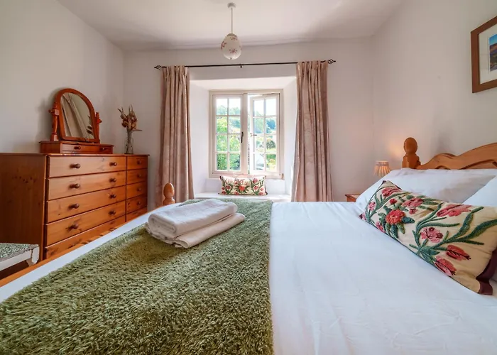 Red Robin - With Parking For One Car