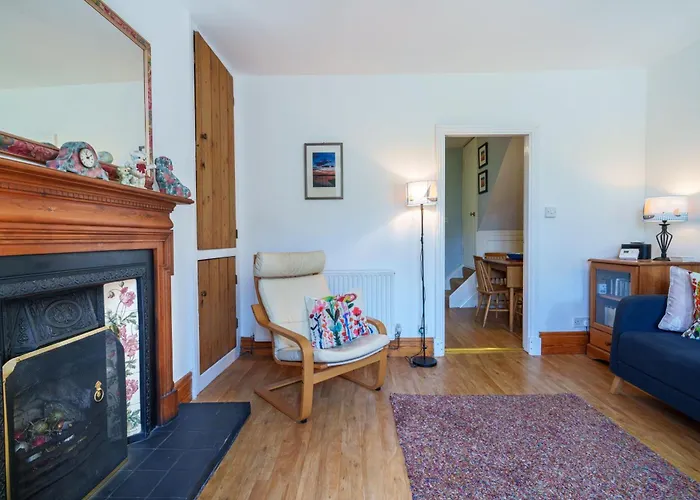 Red Robin - With Parking For One Car *