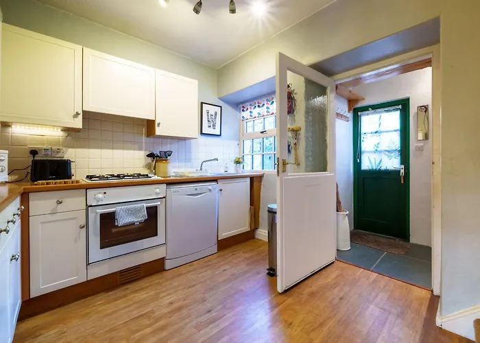 Red Robin - With Parking For One Car *