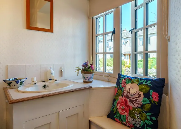 Red Robin - With Parking For One Car *